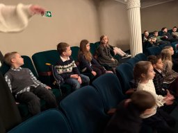 Klasy 1b i 1c w teatrze